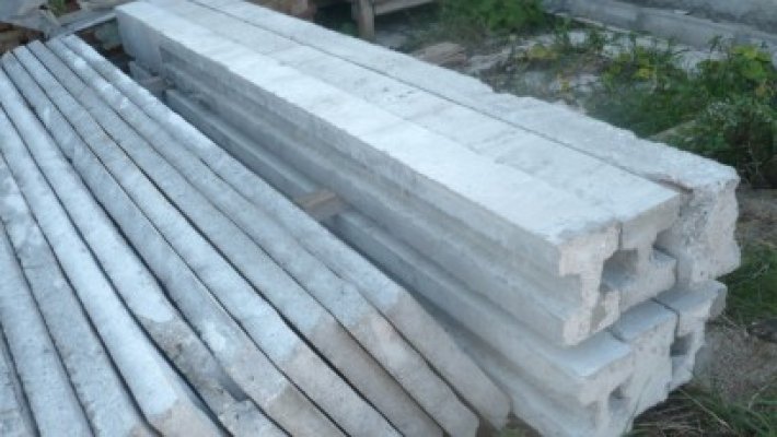 Transportau în căruţă stâlpii de la gardul altora